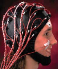 casco con elettrodi per elettroencefalogramma
