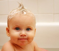 bambino con capelli lavati